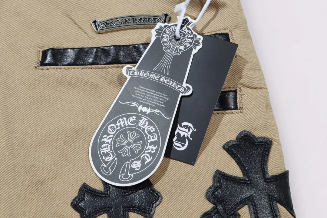 P280 Style number: D310 Chrome Hearts khaki patch leather jeans Size: s-XXL (28 30 32 34 36) Color: Khaki Size reference 28 pants length 100 waist 72 30 pants length 101 waist 76 32 pants length 103 waist 80 34 pants length 104 waist 84 36 pants length 106 waist 88